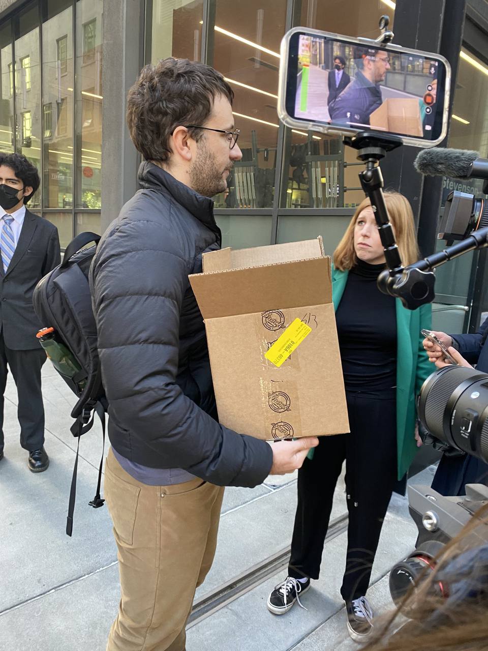 інженери-програмісти, що стоять з коробками біля будівлі Twitter