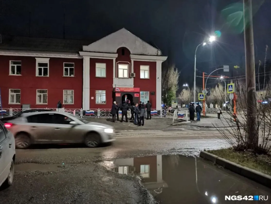 У Росії жінка кинула у військкомат ’’коктейль Молотова’’ та влаштувала пожежу. Фото dqxikeidqxidqrant