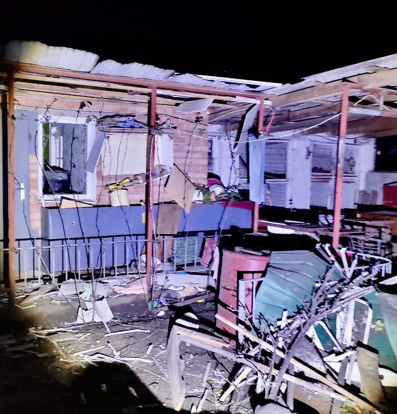 Вночі росіяни накрили вогнем з важкої артилерії Нікополь, пошкоджено 10 багатоповерхових і приватних будинків, господарські споруди та газогін 01 dqxikeidqxidqrant