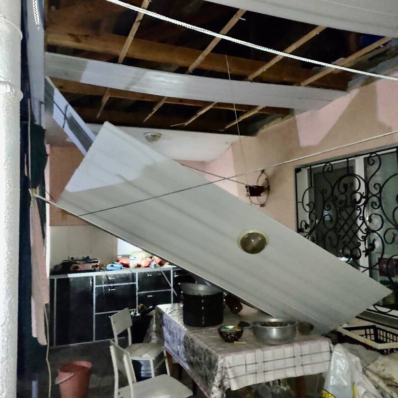 Вночі росіяни накрили вогнем з важкої артилерії Нікополь, пошкоджено 10 багатоповерхових і приватних будинків, господарські споруди та газогін 02