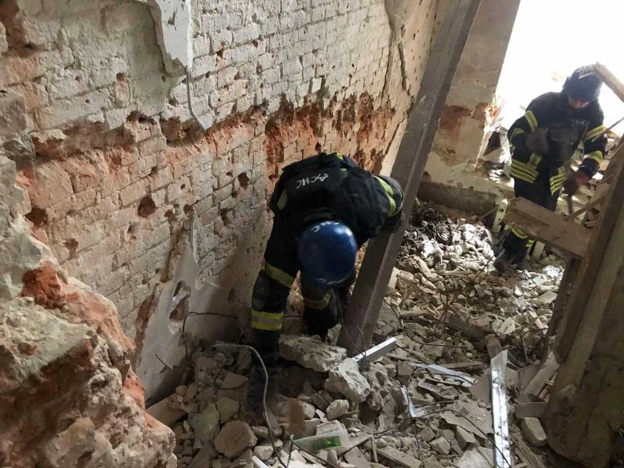 Под завалами разрушенной Святогорской лавры обнаружили тело погибшего. Фото dqxikeidqxidqrant