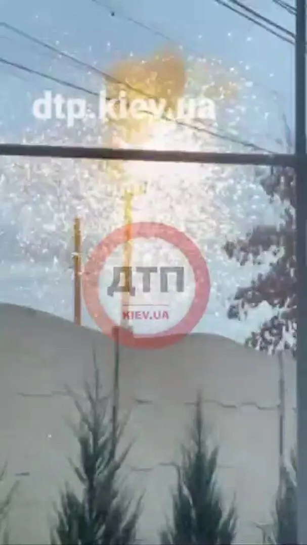 В Киеве произошел пожар и взрыв на линии электропередач. Видео