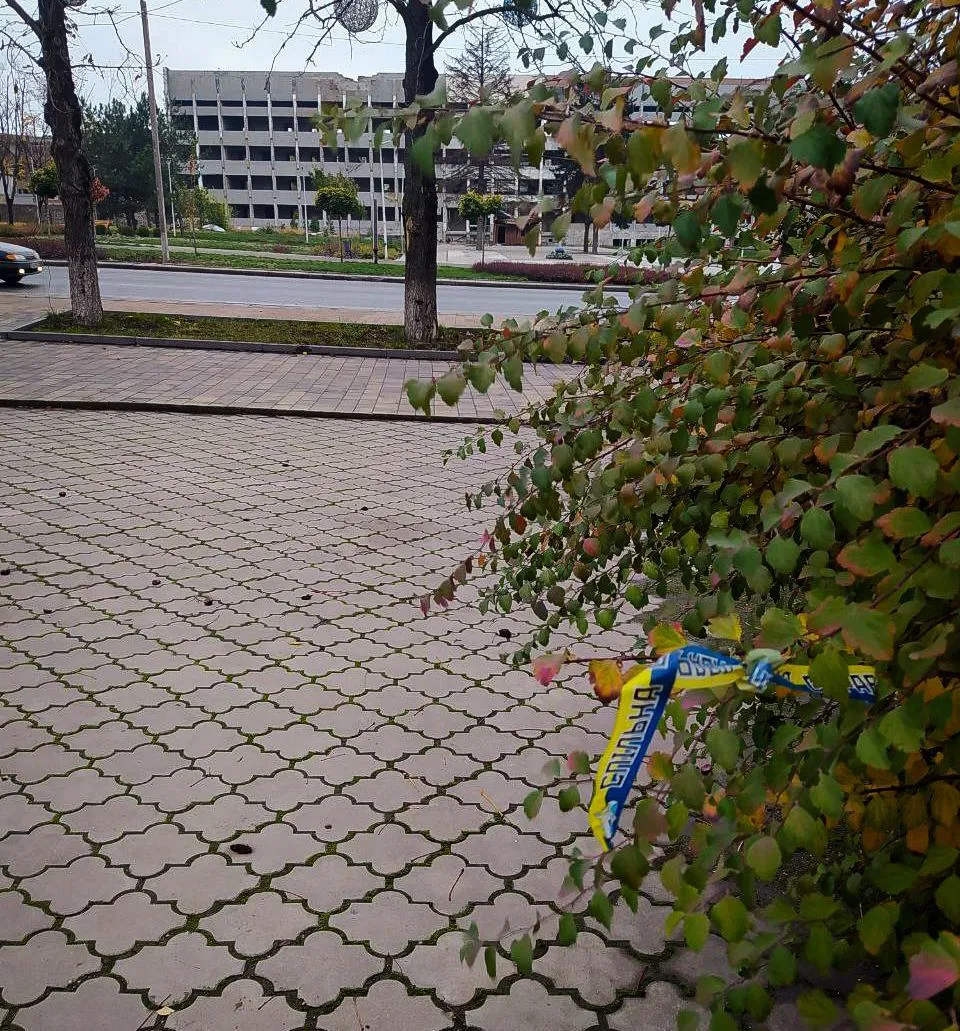 На улицах Мариуполя появилась украинская символика: кафиров напомнили, что они чужие. Фото