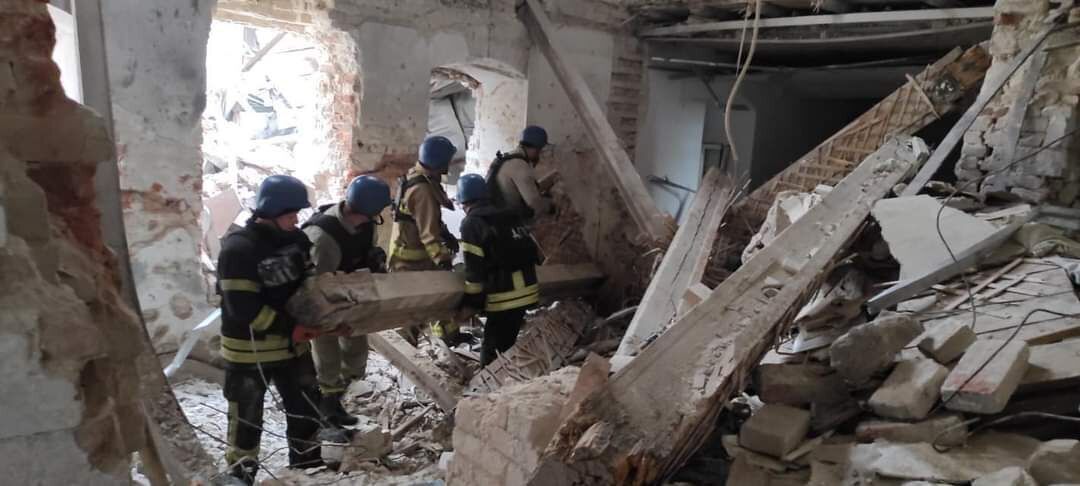 Під завалами Святогірської лаври виявили тіла трьох людей. Фото dqxikeidqxidqrant