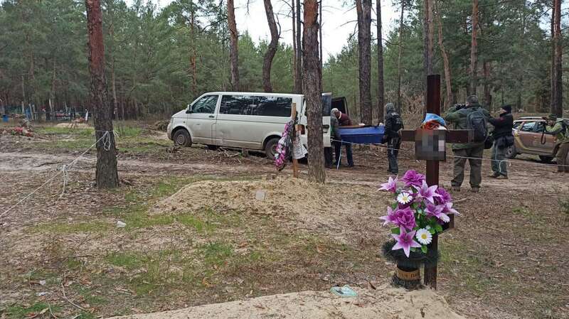 В Ізюмі ексгумували тіла трьох цивільних, авто яких розстріляли окупанти: загинули батько, син та їхній знайомий. Фото