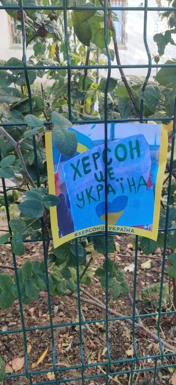 В оккупированном Херсоне намекнули, что ждет захватчиков: патриоты устроили смелую акцию. Фото dqxikeidqxidqrant