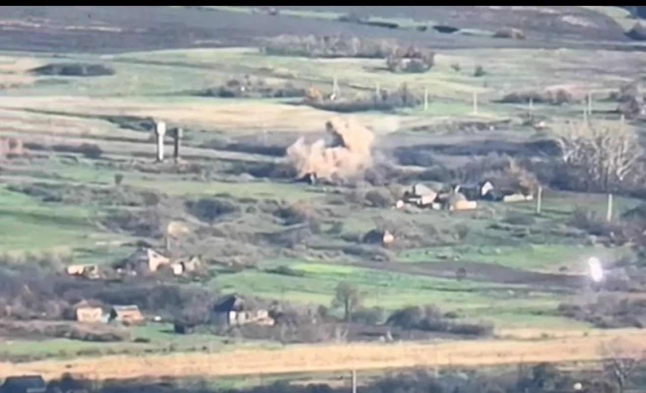 Захисники України знищили склади з БК окупантів на Бахмутському напрямі: здійнявся чорний дим. Відео dqxikeidqxidqrant