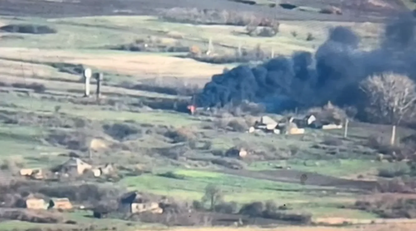 Захисники України знищили склади з БК окупантів на Бахмутському напрямі: здійнявся чорний дим. Відео