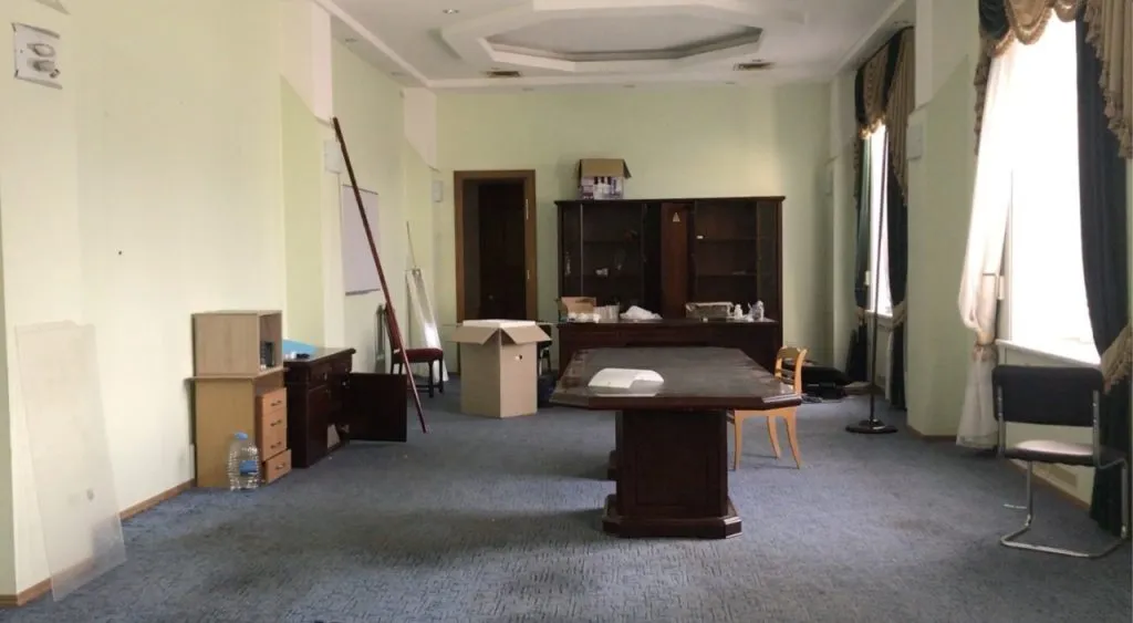 Вынесли все ценное: оккупанты полностью покинули здание Херсонской ОГА. Видео dqxikeidqxidqrant