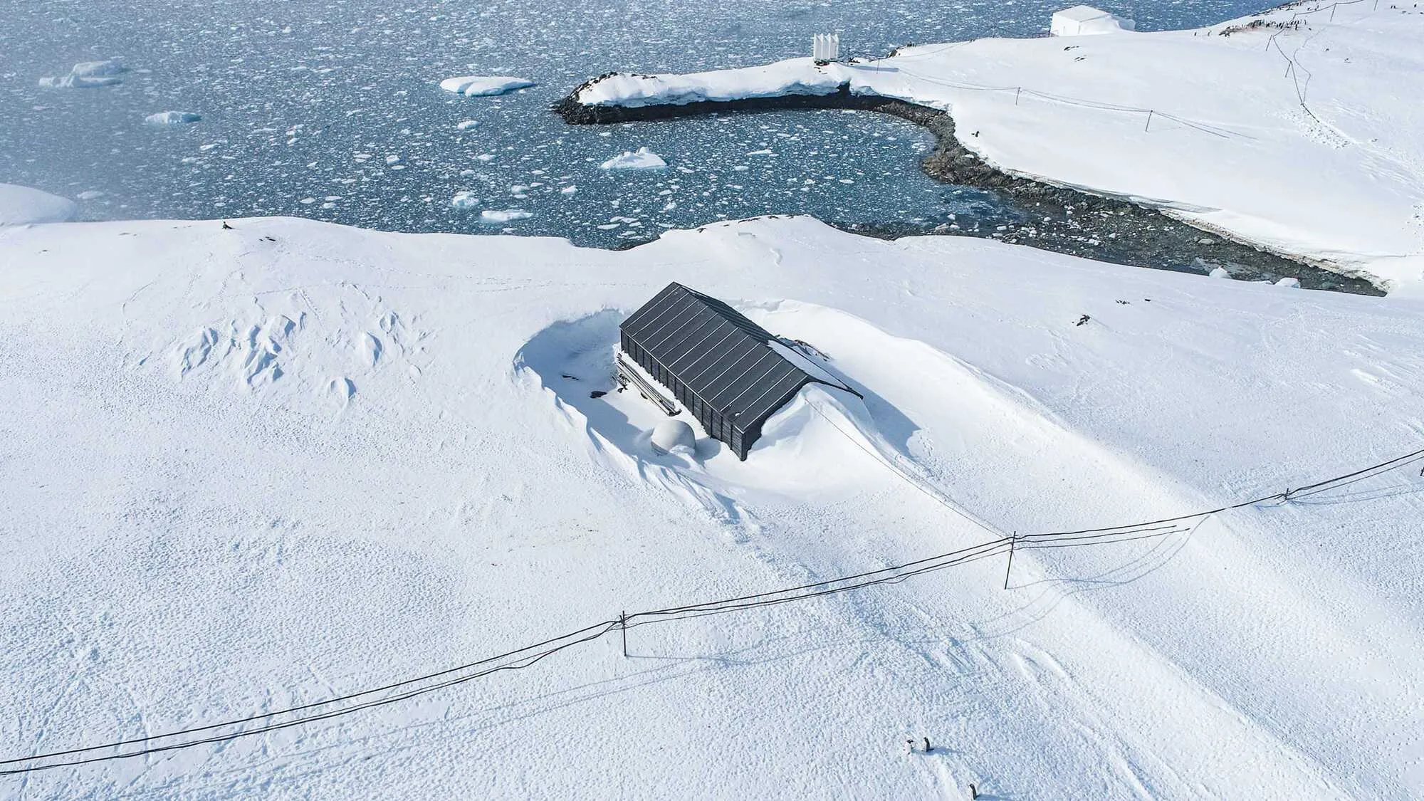 Станцію ’’Академік Вернадський’’ замело рекордною кількістю снігу: пінгвіни гуляють по даху. Фото