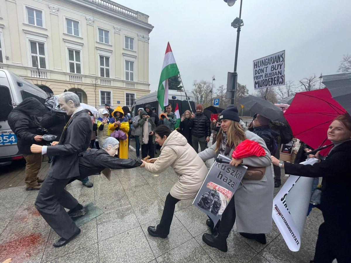 ’Орбана витягли із заднього місця Путіна’: у Варшаві влаштували яскравий перформанс dqxikeidqxidqeant