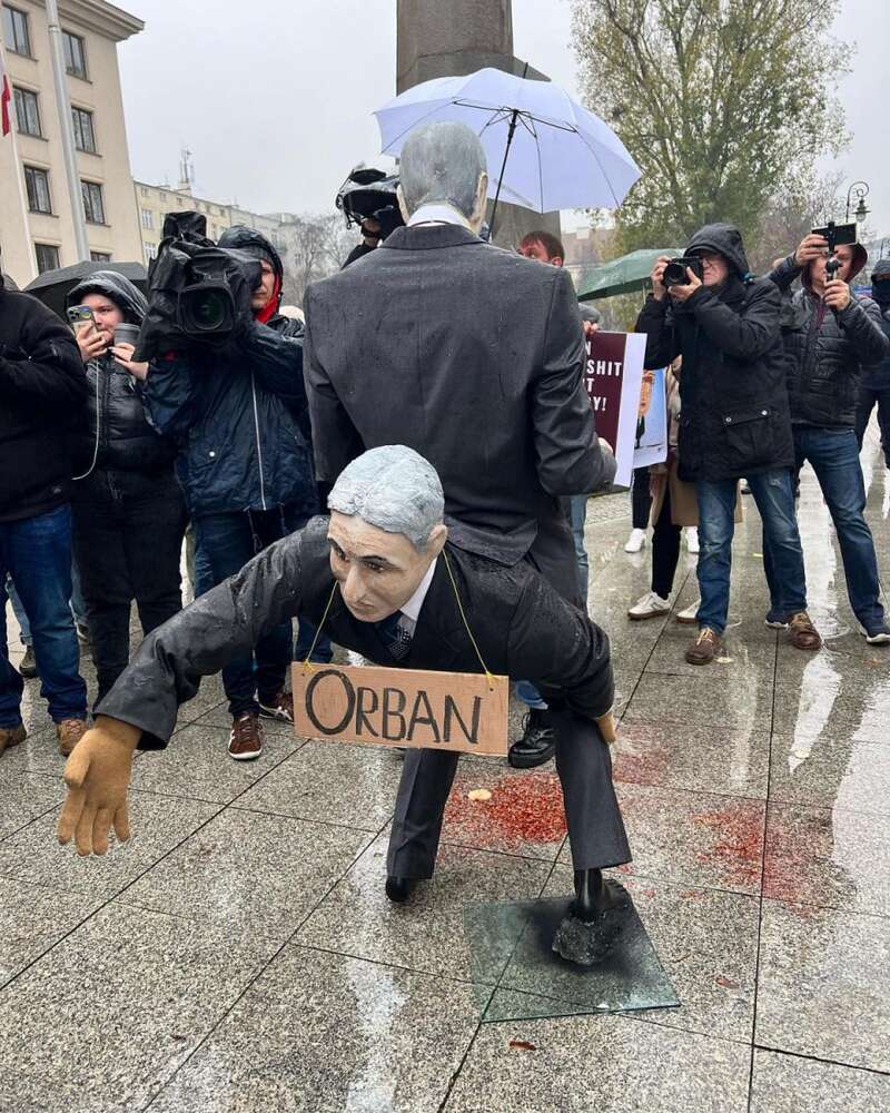 ’Орбана витягли із заднього місця Путіна’: у Варшаві влаштували яскравий перформанс