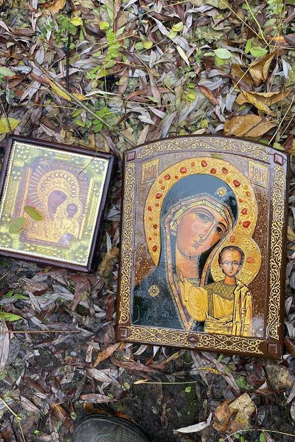 Нацгвардійці виловили ікони з річки в Чернігові 01 dqxikeidqxidqrant