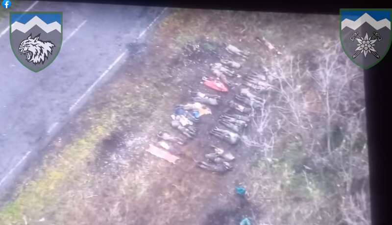 Коломыйские бойцы показали, как оккупанты собирают ликвидированных после неудачного штурма. Видео 18+ dqxikeidqxidqeant