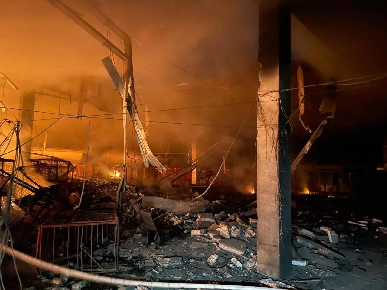 Окупанти вдарили дронами по Дніпру, потрапили в підприємство: чотирьох людей поранено. Фото