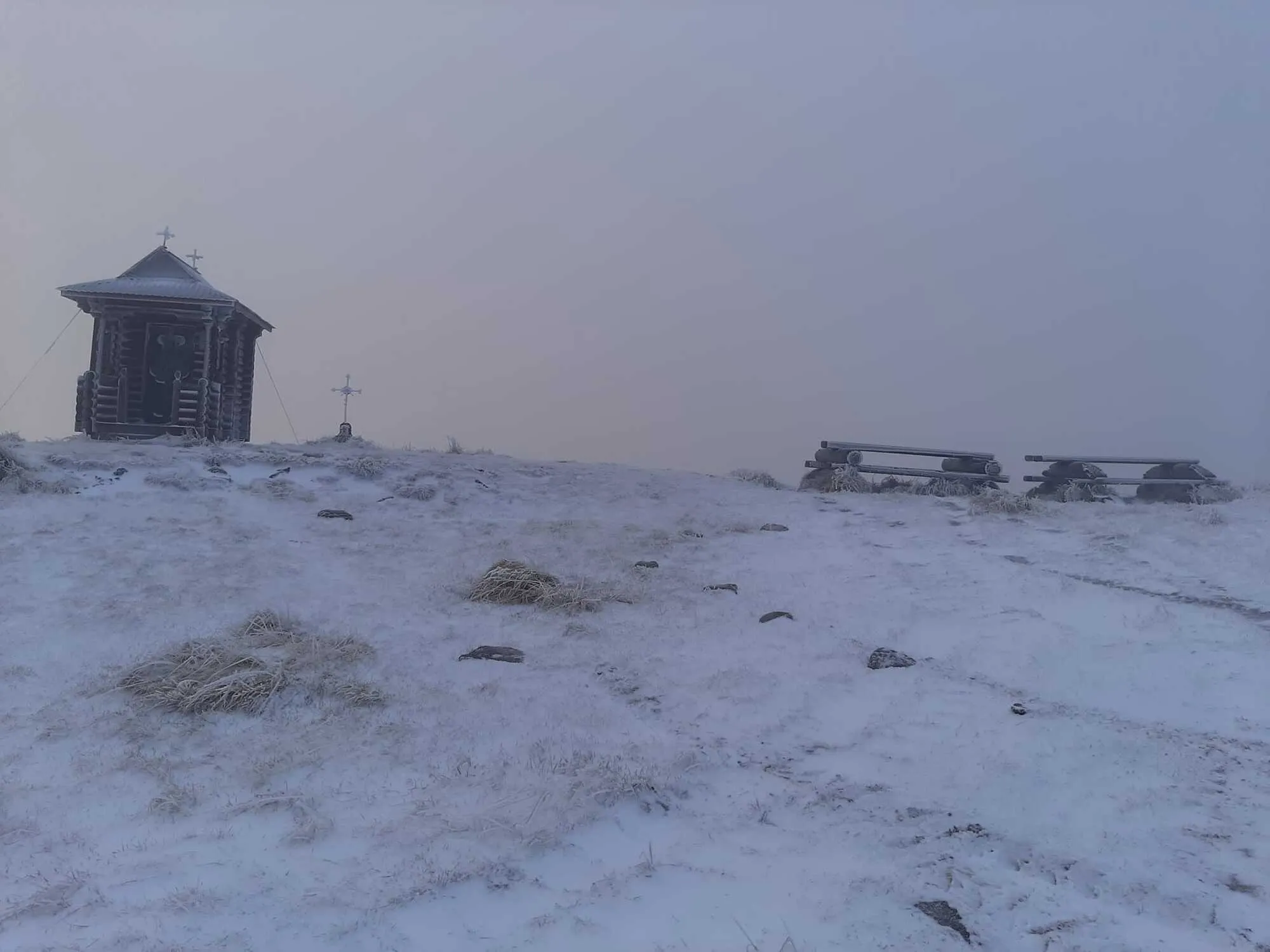 В Карпатах ударил мороз, горы припорошило снегом. Фото dqxikeidqxidqrant