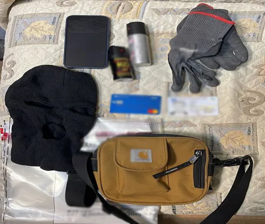 В Киеве несовершеннолетний с помощью газового баллончика украл 600 курительных устройств. Фото dqxikeidqxidqeant