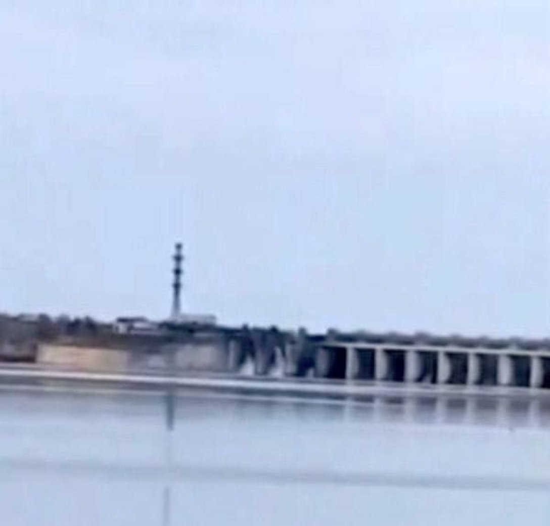 Поврежденная дамба Каховской ГЭС dqxikeidqxidqeant