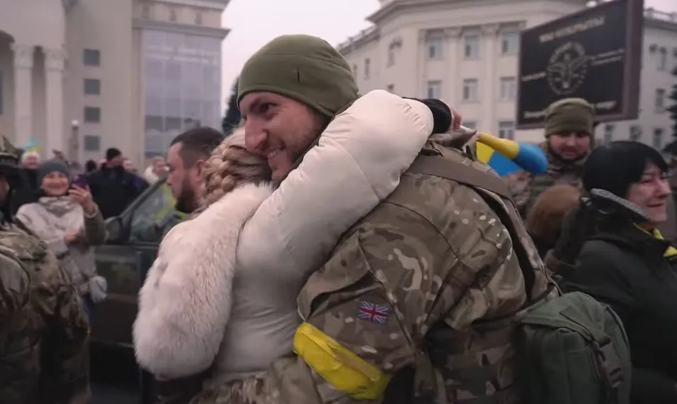 ’’Запам’ятайте їх, це – визволителі!’’ Журналісти показали місто-герой Херсон після деокупації. Відео dqxikeidqxidqrant