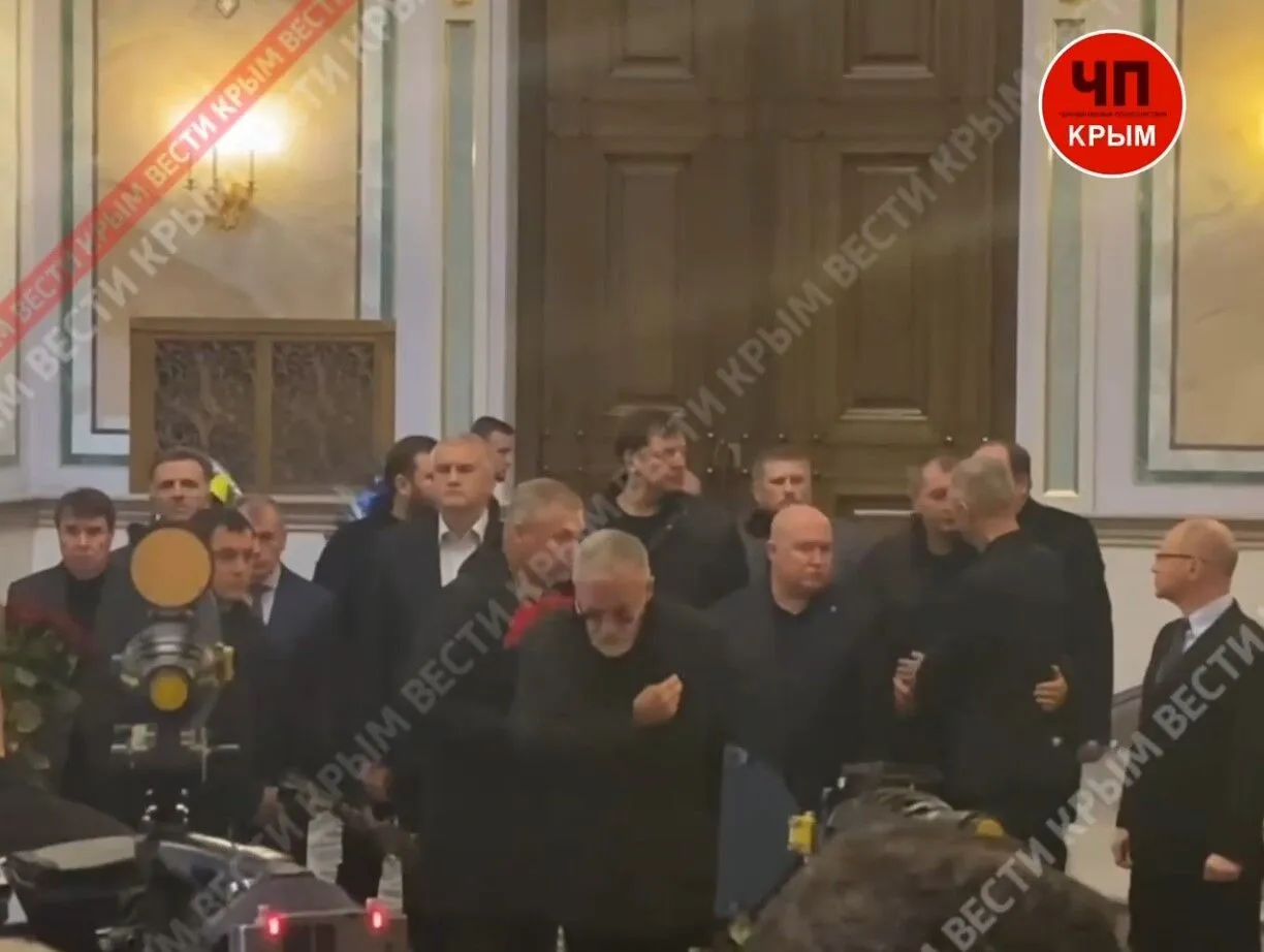 На похороні Стремоусова у Криму засвітився екс-міністр Табачник. Фотофакт