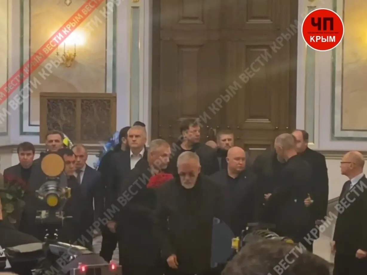 На похороні Стремоусова у Криму засвітився екс-міністр Табачник. Фотофакт
