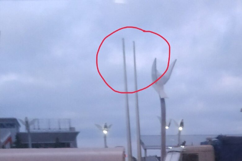 Українські активісти зняли російський прапор на площі Свободи окупованого Маріуполя 01 dqxikeidqxidqeant