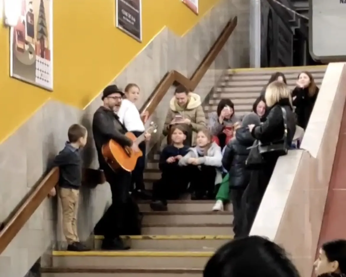В киевском метро во время массированной ракетной атаки люди пели ’’Красную руту’’. Видео dqxikeidqxidqeant