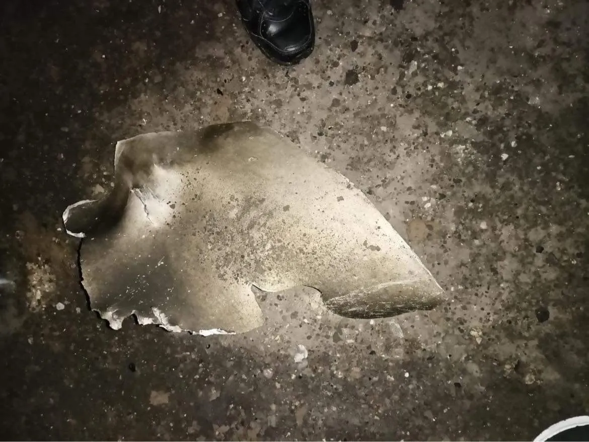 Уламки ракети на місці вибуху у Пшеводуві