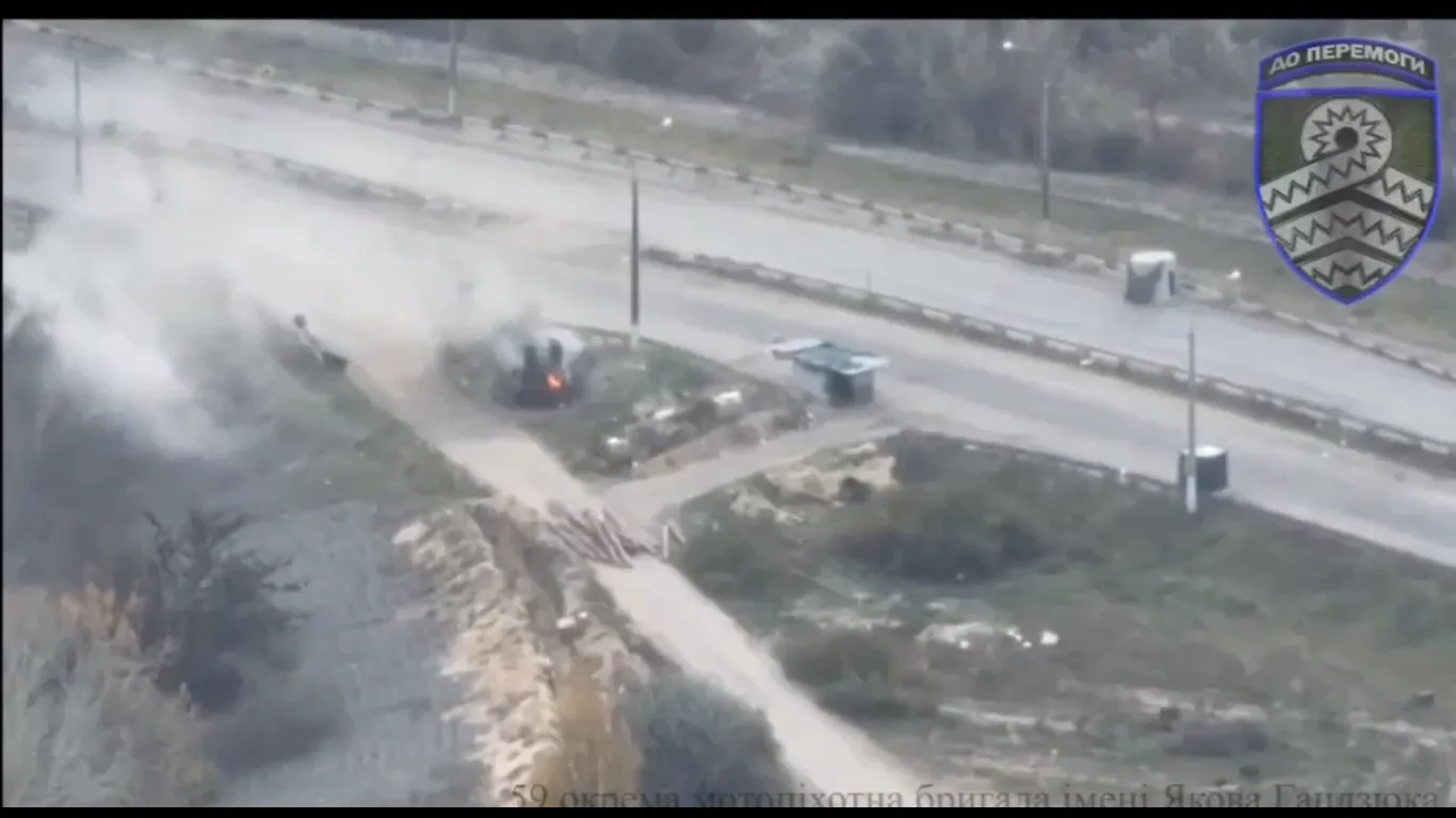 ВСУ уничтожили российский БТР вблизи Алёшек