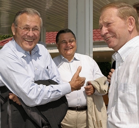 С министром обороны США Доналдом Рамсфелдом (1975-1977, 2001-2006 годы) и вторым президентом Украины Леонидом Кучмой. Фото: bulvar.com.ua