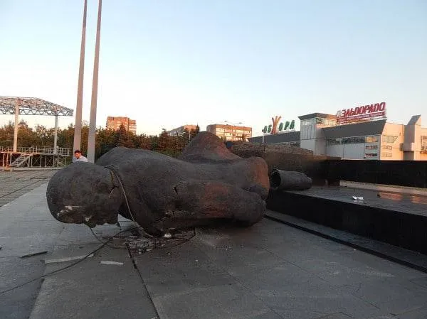 ’’Назад у СРСР’’: окупанти збираються встановити пам’ятники Леніну у Маріуполі. Фото dqxikeidqxidqrant