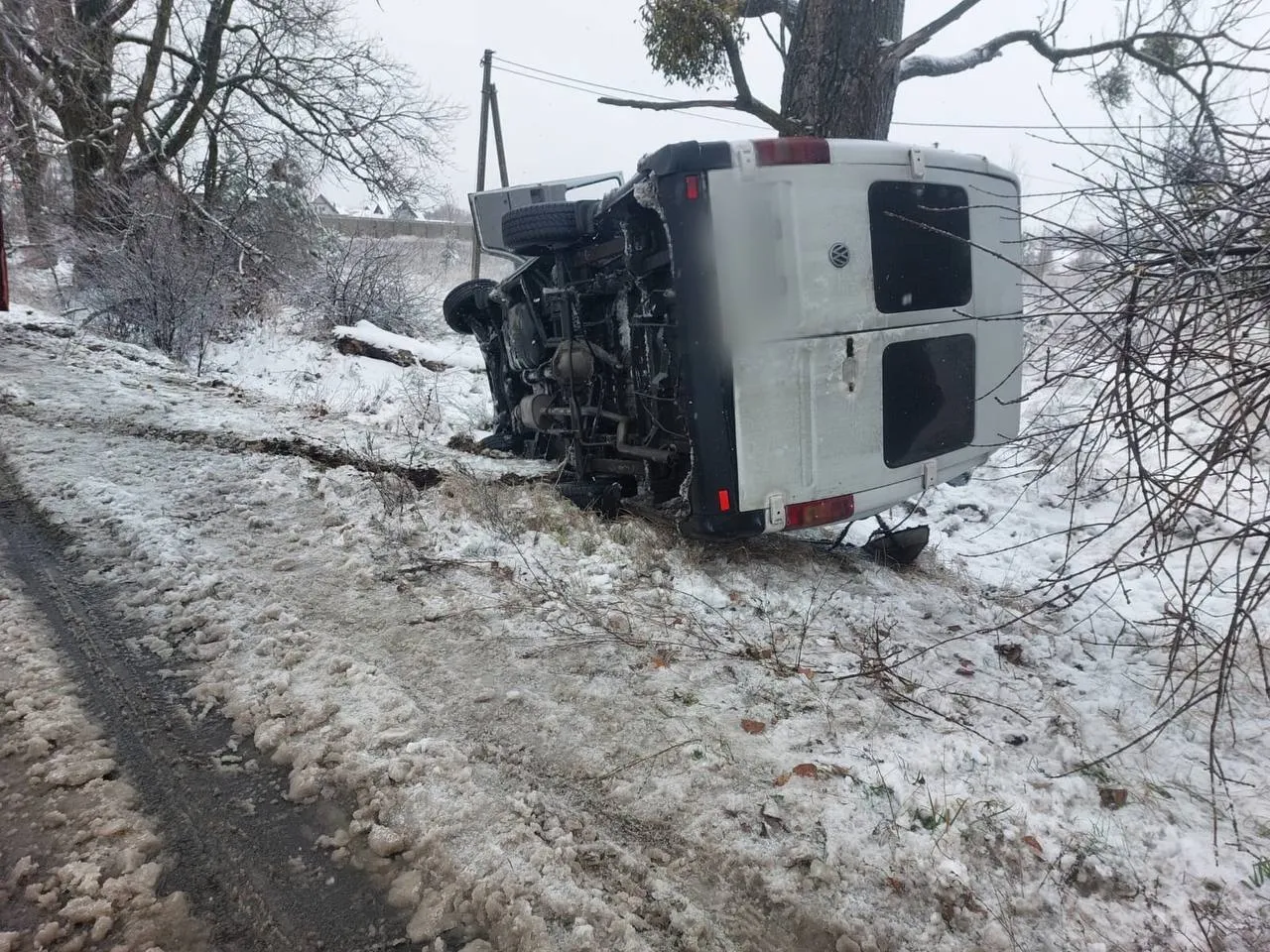 На Київщині маршрутка на швидкості з’їхала у кювет та перекинулася: є постраждалий. Фото