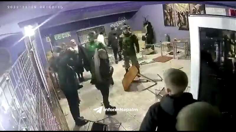 У Кемеровській області " " мобики " " провели добровільні " " вчення " " і влаштували битву стільцями. Відео dqxikeidqxidqeant