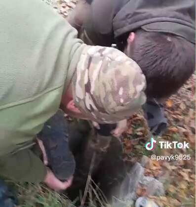 Кожне життя важливе: воїни ЗСУ врятували песика, який провалився в колодязь. Відео