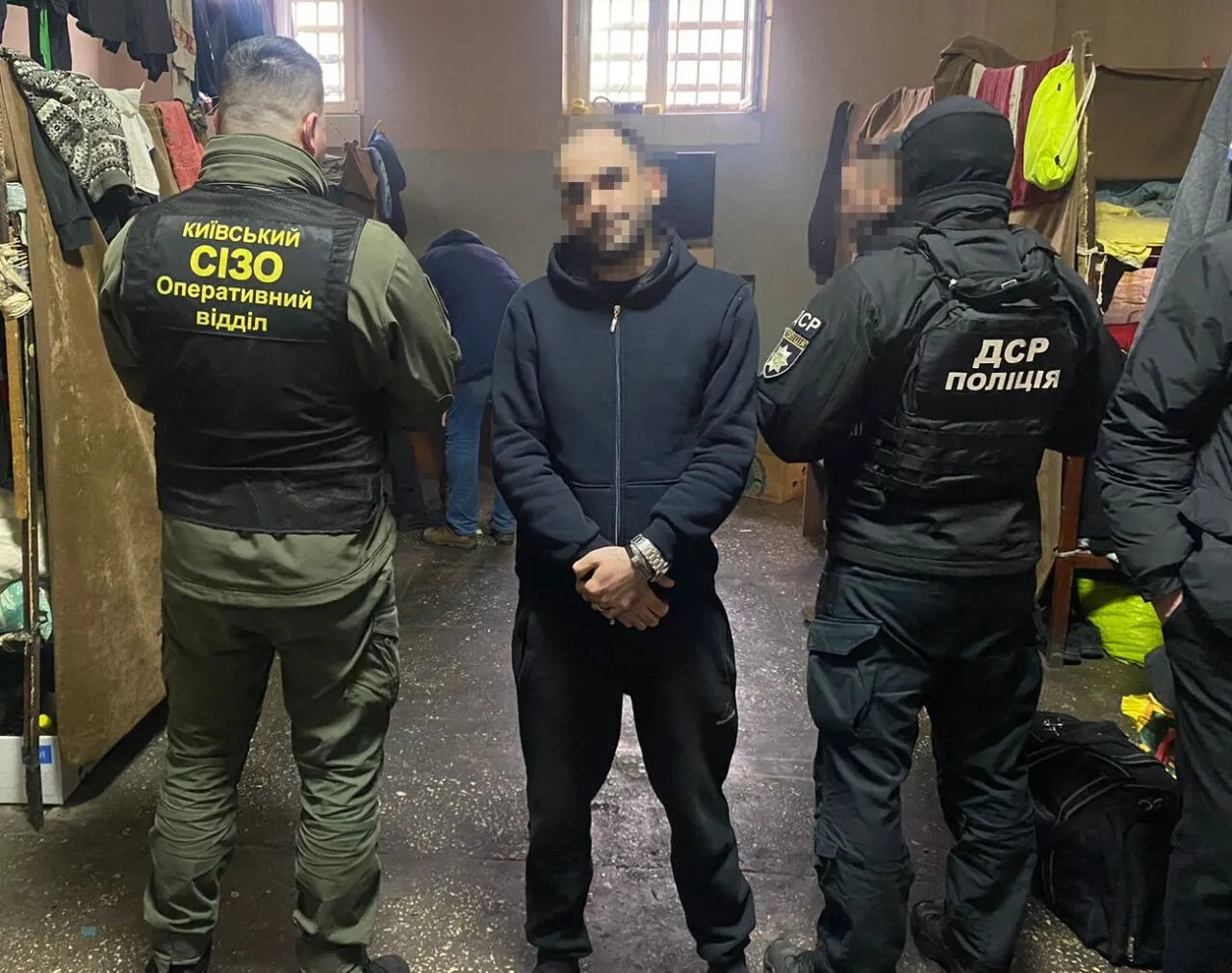 У київському СІЗО ’’смотрящий’’ разом із спільником розвивали кримінальний ’’бізнес’’. Фото та відео dqxikeidqxidqeant