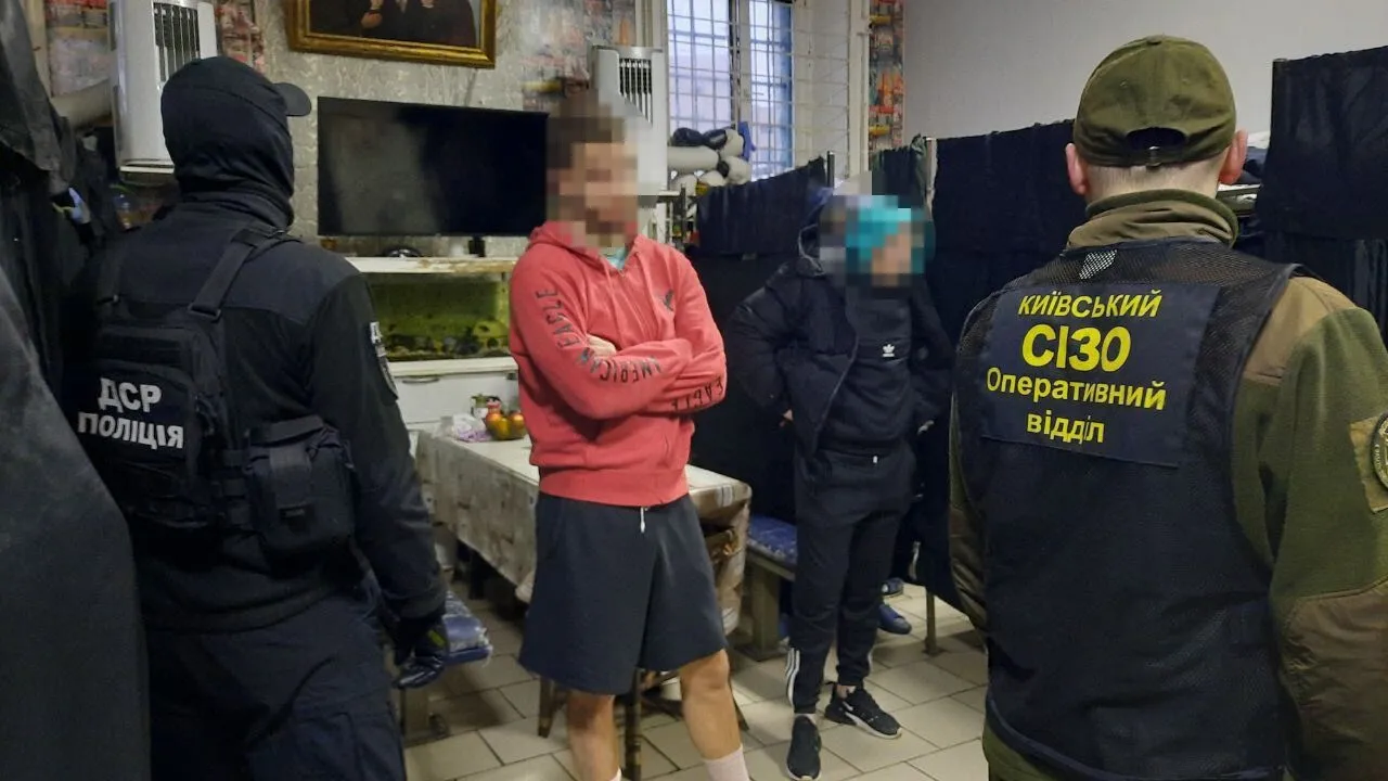 У київському СІЗО ’’смотрящий’’ разом із спільником розвивали кримінальний ’’бізнес’’. Фото та відео