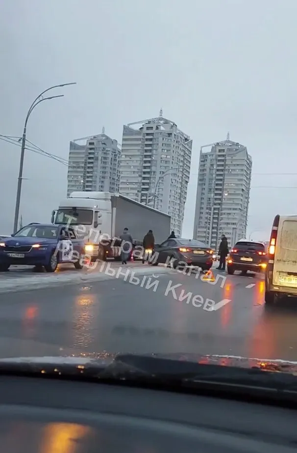 В Киеве на Шулявском мосту произошло масштабное ДТП. Видео dqxikeidqxidqrant