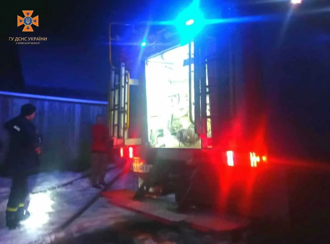 На Київщині під час пожежі в будинку врятували жінку та 13-річного хлопчика. Фото dqxikeidqxidqeant