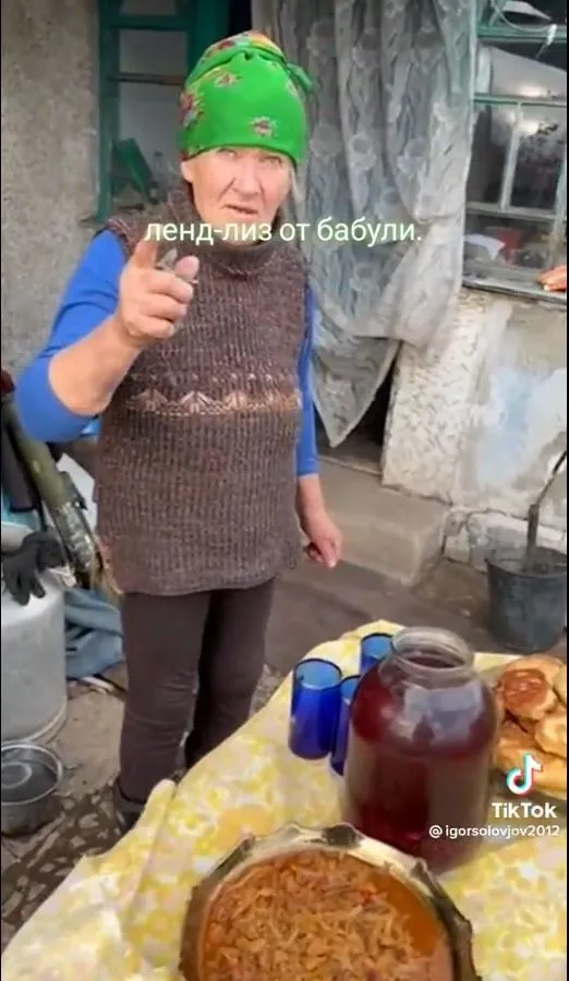 Українська бабуся ’’озброїла’’ воїнів ЗСУ, розповівши, де зброя загарбників: мережа зачепила відео