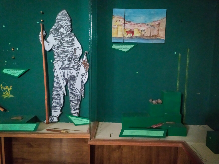 Разграблен стенд Херсонского краеведческого музея. Херсон, 17 ноября 2022 года. Фото: Максим Каменев, Решетка dqxikeidqxidqeant