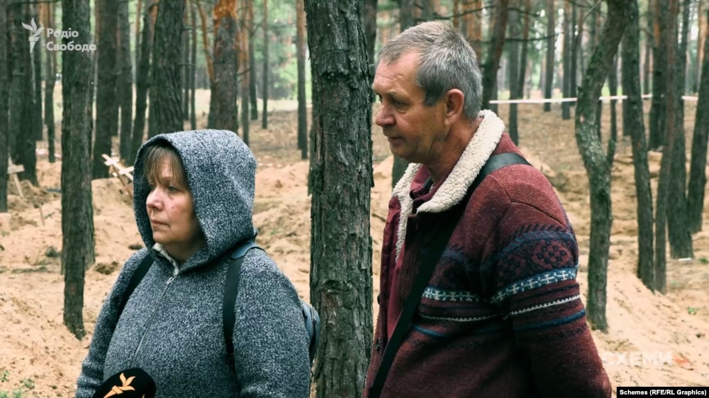 Сотрудники ритуальной службы Изюма Тамара Кравченко и Виталий Боровой