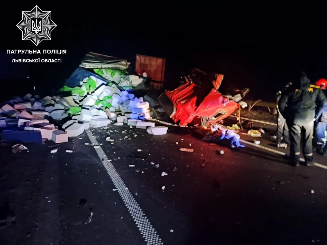 На Львівщині зіткнулися дві вантажівки, є загиблі: подробиці від поліції і фото з місця аварії