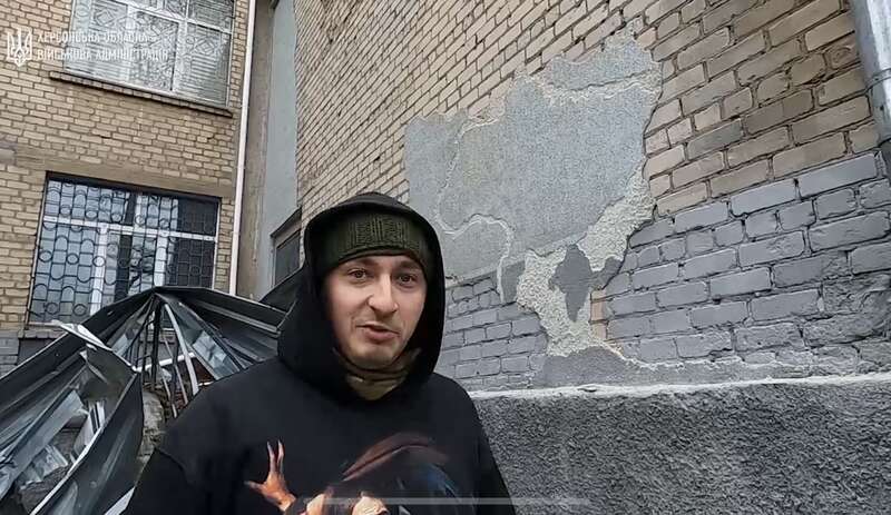 Звільнений Херсон прикрасили десятками патріотичних муралів: малювали прямо на зруйнованих стінах. Відео dqxikeidqxidqrant