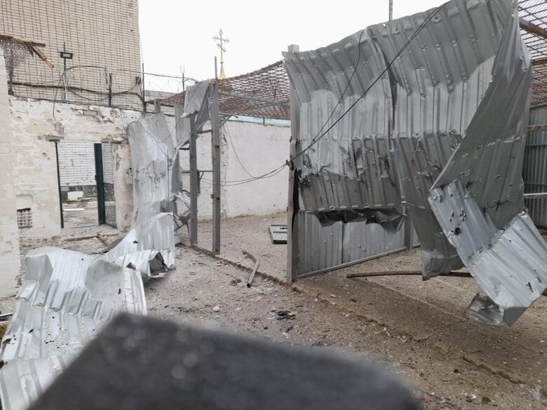 Росіяни обстріляли будівлю Херсонського слідчого ізолятору, є поранені 05