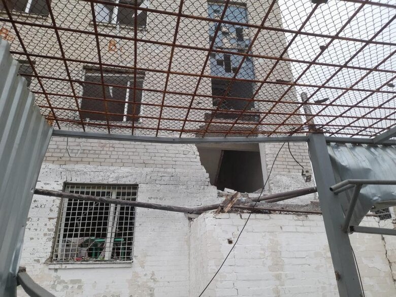 Росіяни обстріляли будівлю Херсонського слідчого ізолятору, є поранені 06