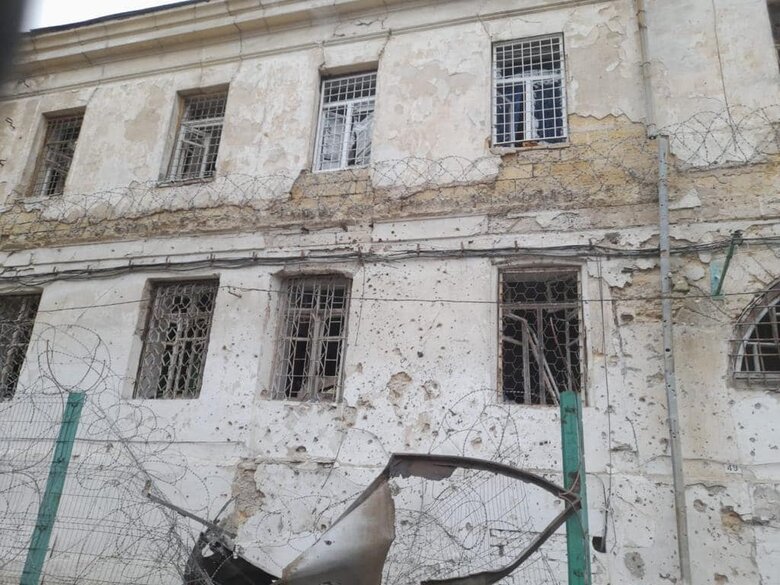 Россияне обстреляли здание Херсонского следственного изолятора, ранены 07