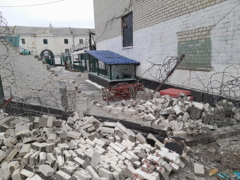 Росіяни обстріляли будівлю Херсонського слідчого ізолятору, є поранені 02 dqxikeidqxidqeant