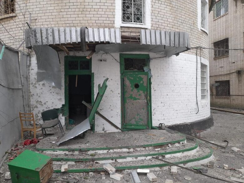 Росіяни обстріляли будівлю Херсонського слідчого ізолятору, є поранені 03