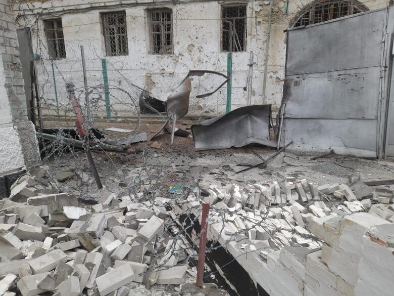 Росіяни обстріляли будівлю Херсонського слідчого ізолятору, є поранені 04