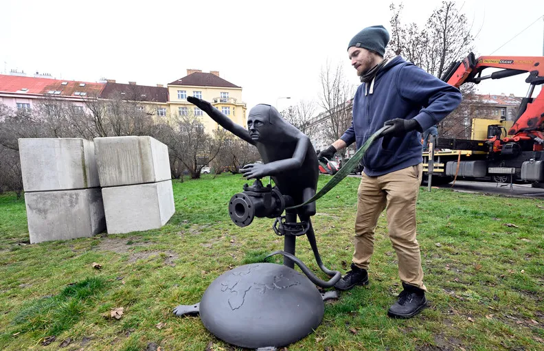 У Празі встановили красномовний пам’ятник Путіну з газовим краном у руках. Фото